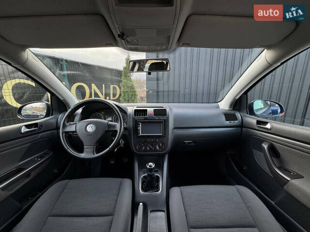 Синий Фольксваген Гольф, объемом двигателя 1.6 л и пробегом 197 тыс. км за 5777 $, фото 34 на Automoto.ua