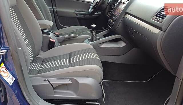 Синий Фольксваген Гольф, объемом двигателя 1.6 л и пробегом 252 тыс. км за 6199 $, фото 48 на Automoto.ua