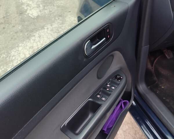 Синий Фольксваген Гольф, объемом двигателя 1.6 л и пробегом 219 тыс. км за 6800 $, фото 2 на Automoto.ua