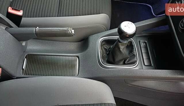 Синий Фольксваген Гольф, объемом двигателя 1.6 л и пробегом 252 тыс. км за 6199 $, фото 49 на Automoto.ua