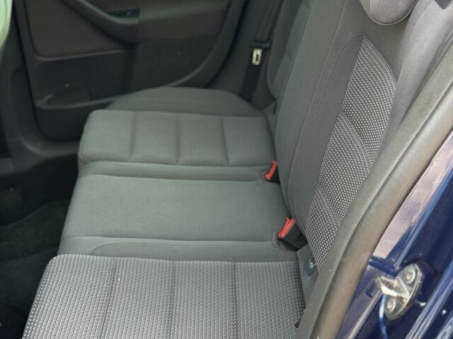 Синий Фольксваген Гольф, объемом двигателя 1.6 л и пробегом 217 тыс. км за 6750 $, фото 5 на Automoto.ua