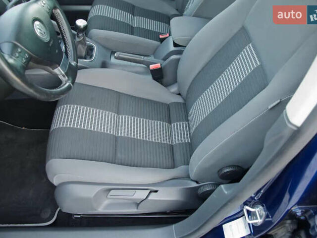 Синий Фольксваген Гольф, объемом двигателя 1.6 л и пробегом 252 тыс. км за 6199 $, фото 57 на Automoto.ua