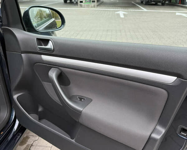 Синий Фольксваген Гольф, объемом двигателя 1.6 л и пробегом 205 тыс. км за 6300 $, фото 6 на Automoto.ua