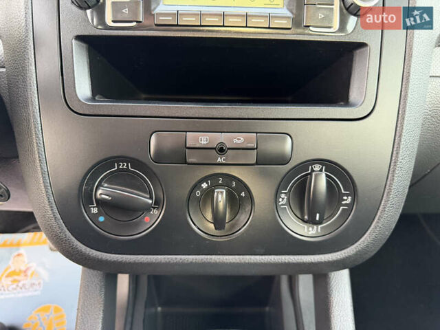 Синій Фольксваген Гольф, об'ємом двигуна 1.6 л та пробігом 215 тис. км за 8199 $, фото 41 на Automoto.ua