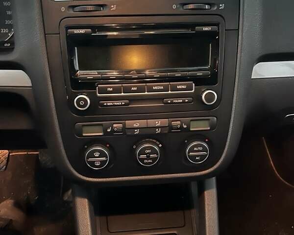 Синий Фольксваген Гольф, объемом двигателя 1.4 л и пробегом 235 тыс. км за 4600 $, фото 3 на Automoto.ua