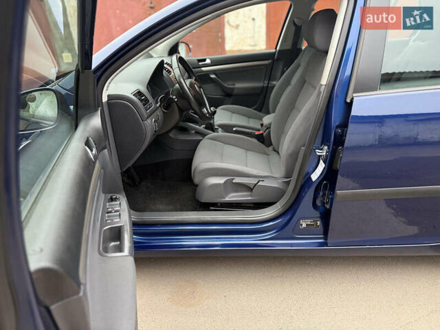 Синий Фольксваген Гольф, объемом двигателя 1.6 л и пробегом 161 тыс. км за 6400 $, фото 24 на Automoto.ua