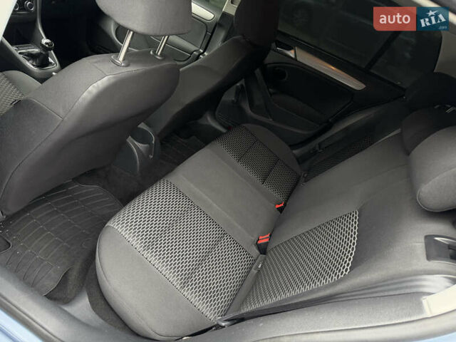 Синий Фольксваген Гольф, объемом двигателя 1.6 л и пробегом 204 тыс. км за 8650 $, фото 95 на Automoto.ua