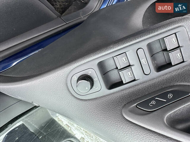 Синий Фольксваген Гольф, объемом двигателя 1.6 л и пробегом 168 тыс. км за 7599 $, фото 6 на Automoto.ua