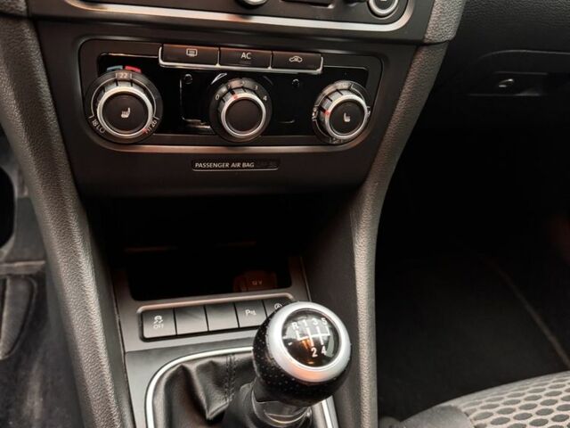 Синий Фольксваген Гольф, объемом двигателя 1.6 л и пробегом 245 тыс. км за 8500 $, фото 5 на Automoto.ua