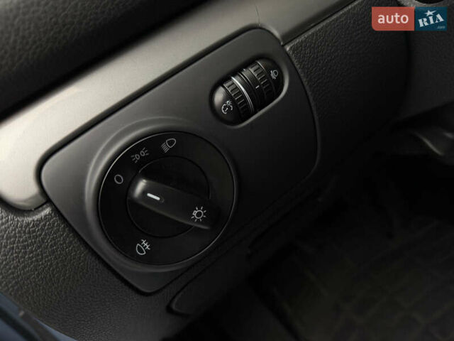 Синий Фольксваген Гольф, объемом двигателя 1.6 л и пробегом 204 тыс. км за 8650 $, фото 84 на Automoto.ua