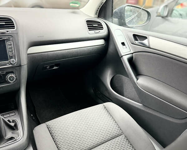 Синий Фольксваген Гольф, объемом двигателя 1.6 л и пробегом 190 тыс. км за 7700 $, фото 16 на Automoto.ua