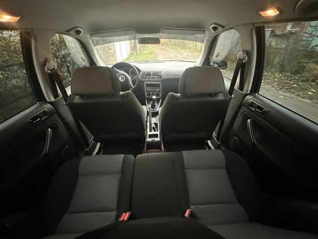 Синий Фольксваген Гольф, объемом двигателя 1.6 л и пробегом 235 тыс. км за 4350 $, фото 5 на Automoto.ua