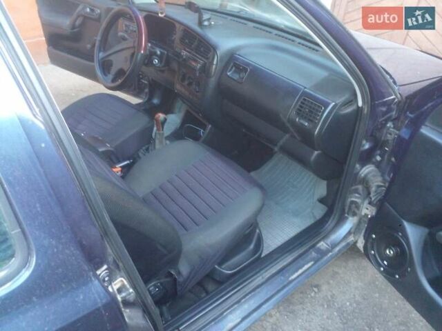 Синий Фольксваген Гольф, объемом двигателя 1.8 л и пробегом 120 тыс. км за 1100 $, фото 4 на Automoto.ua