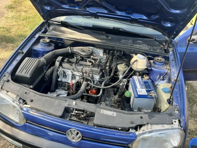 Синий Фольксваген Гольф, объемом двигателя 1.8 л и пробегом 300 тыс. км за 2100 $, фото 13 на Automoto.ua