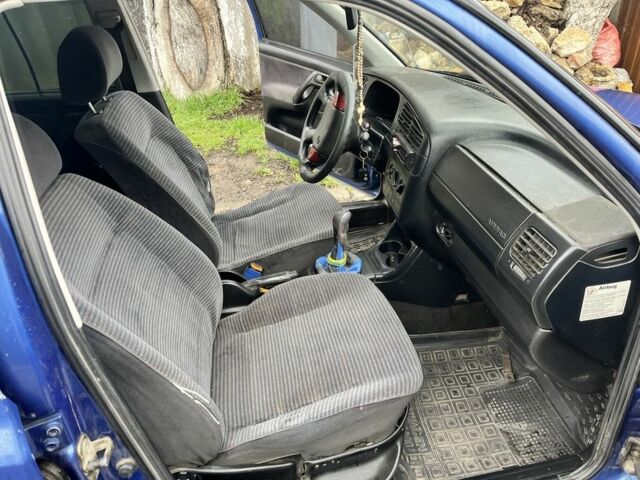 Синий Фольксваген Гольф, объемом двигателя 1.8 л и пробегом 300 тыс. км за 2100 $, фото 2 на Automoto.ua