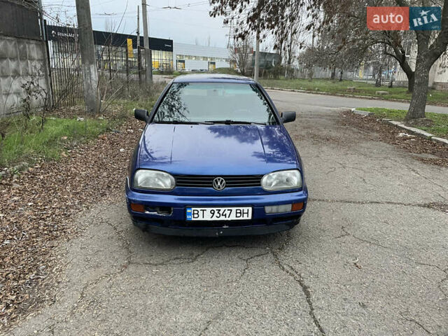 Синий Фольксваген Гольф, объемом двигателя 1.9 л и пробегом 200 тыс. км за 1900 $, фото 3 на Automoto.ua