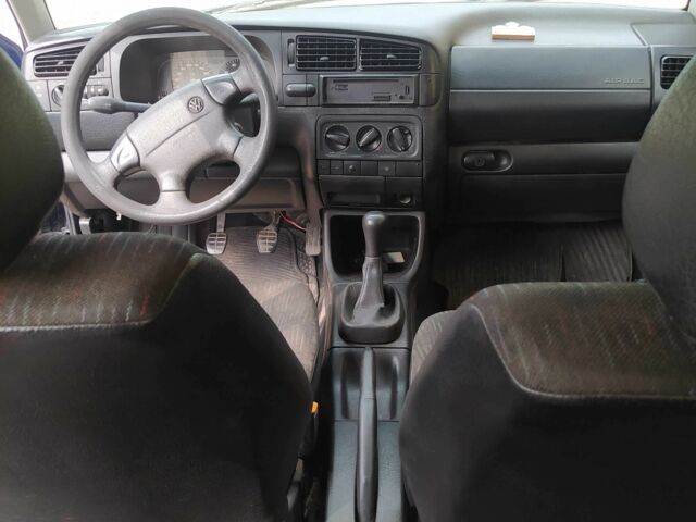 Синий Фольксваген Гольф, объемом двигателя 1.8 л и пробегом 325 тыс. км за 1350 $, фото 6 на Automoto.ua