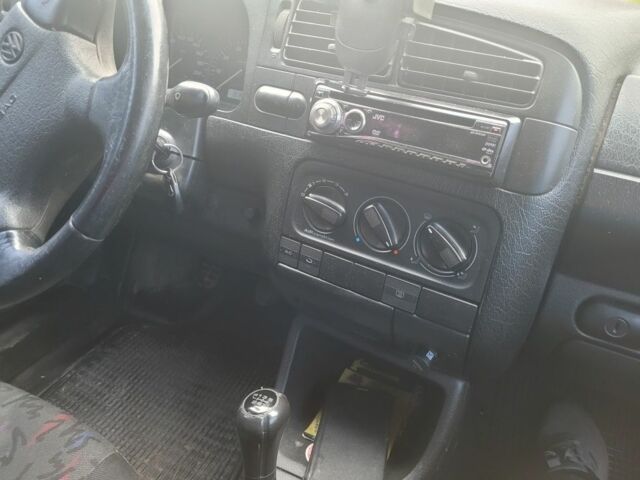 Синий Фольксваген Гольф, объемом двигателя 1.6 л и пробегом 410 тыс. км за 3500 $, фото 4 на Automoto.ua