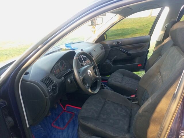 Синий Фольксваген Гольф, объемом двигателя 1.6 л и пробегом 259 тыс. км за 3500 $, фото 4 на Automoto.ua