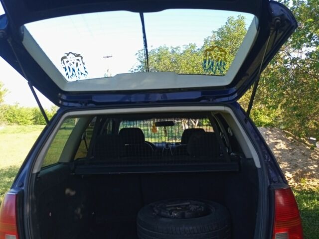 Синий Фольксваген Гольф, объемом двигателя 1.6 л и пробегом 259 тыс. км за 3500 $, фото 3 на Automoto.ua