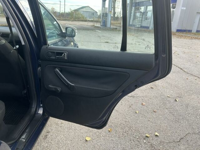 Синий Фольксваген Гольф, объемом двигателя 1.4 л и пробегом 273 тыс. км за 3850 $, фото 13 на Automoto.ua