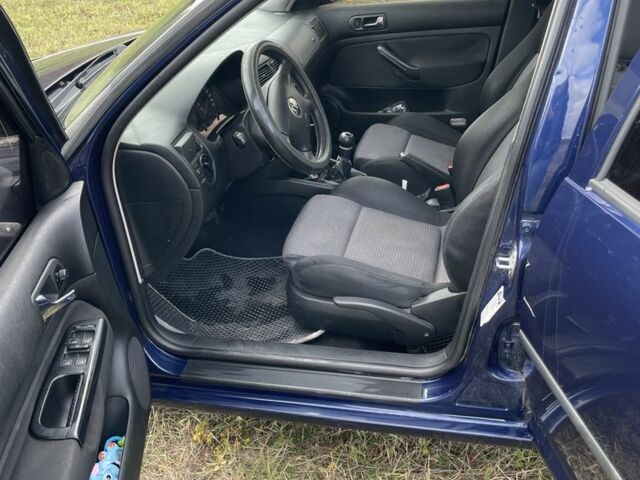 Синий Фольксваген Гольф, объемом двигателя 1.6 л и пробегом 260 тыс. км за 4300 $, фото 4 на Automoto.ua