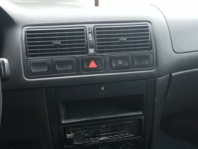 Синий Фольксваген Гольф, объемом двигателя 1.6 л и пробегом 400 тыс. км за 2850 $, фото 3 на Automoto.ua