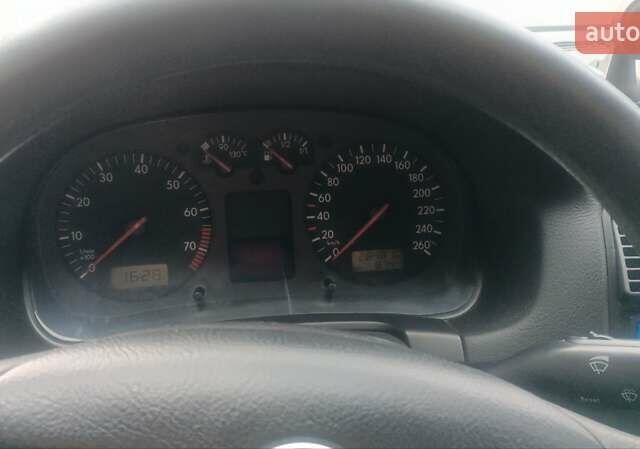 Синий Фольксваген Гольф, объемом двигателя 1.6 л и пробегом 285 тыс. км за 4300 $, фото 5 на Automoto.ua