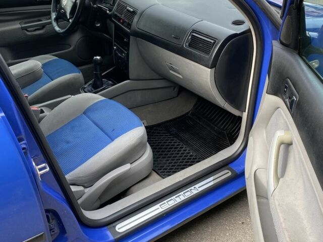 Синий Фольксваген Гольф, объемом двигателя 1.9 л и пробегом 380 тыс. км за 2100 $, фото 4 на Automoto.ua