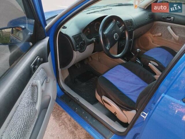 Синий Фольксваген Гольф, объемом двигателя 1.6 л и пробегом 280 тыс. км за 2950 $, фото 4 на Automoto.ua