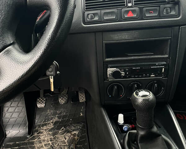 Синий Фольксваген Гольф, объемом двигателя 1.6 л и пробегом 275 тыс. км за 4200 $, фото 11 на Automoto.ua