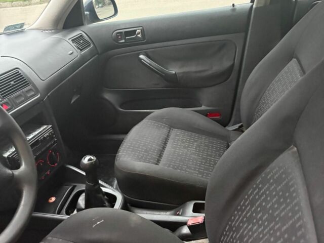 Синий Фольксваген Гольф, объемом двигателя 2 л и пробегом 300 тыс. км за 2400 $, фото 6 на Automoto.ua