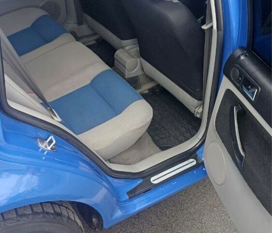 Синий Фольксваген Гольф, объемом двигателя 1.4 л и пробегом 180 тыс. км за 3900 $, фото 4 на Automoto.ua