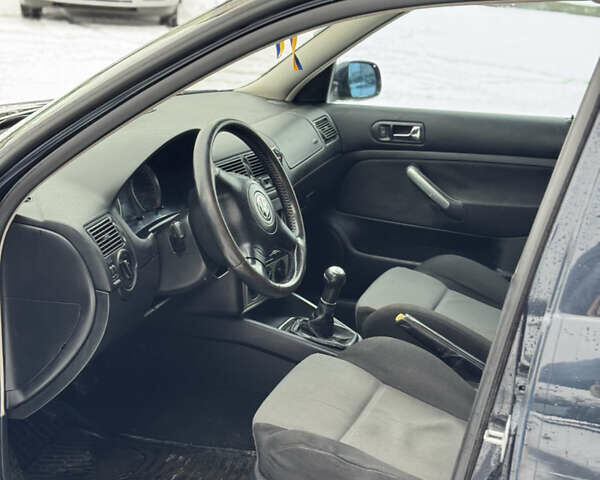 Синий Фольксваген Гольф, объемом двигателя 1.6 л и пробегом 206 тыс. км за 2499 $, фото 6 на Automoto.ua