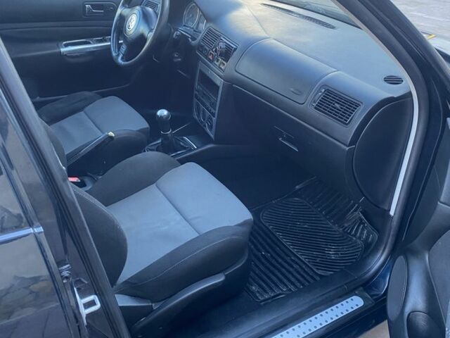 Синий Фольксваген Гольф, объемом двигателя 1.6 л и пробегом 205 тыс. км за 2400 $, фото 19 на Automoto.ua