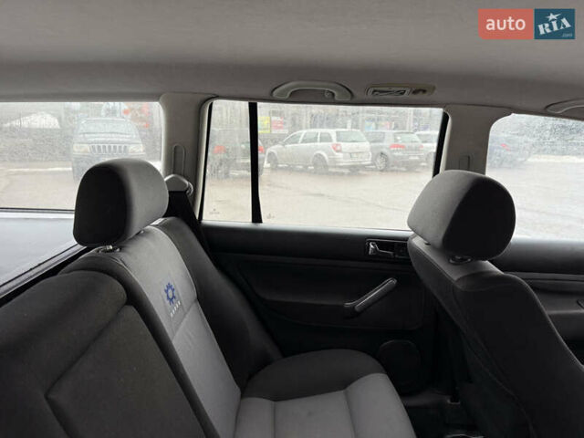 Синий Фольксваген Гольф, объемом двигателя 1.6 л и пробегом 230 тыс. км за 3950 $, фото 32 на Automoto.ua