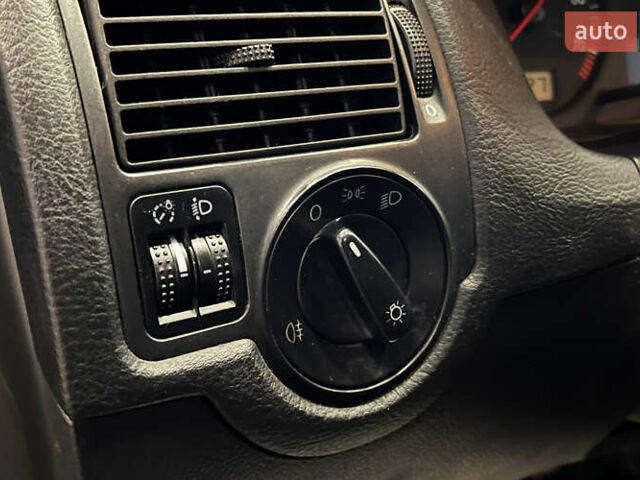 Синий Фольксваген Гольф, объемом двигателя 1.6 л и пробегом 245 тыс. км за 4100 $, фото 13 на Automoto.ua