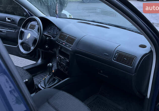 Синий Фольксваген Гольф, объемом двигателя 1.6 л и пробегом 310 тыс. км за 3600 $, фото 61 на Automoto.ua