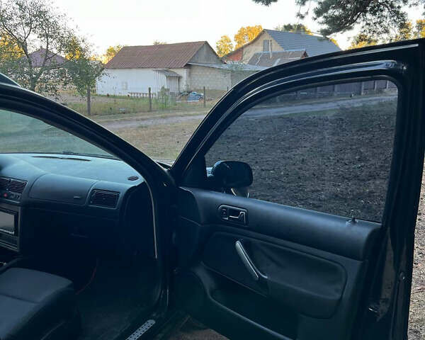 Синий Фольксваген Гольф, объемом двигателя 1.6 л и пробегом 333 тыс. км за 3800 $, фото 5 на Automoto.ua