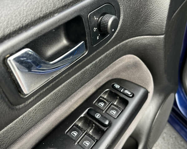 Синий Фольксваген Гольф, объемом двигателя 1.6 л и пробегом 221 тыс. км за 4600 $, фото 13 на Automoto.ua