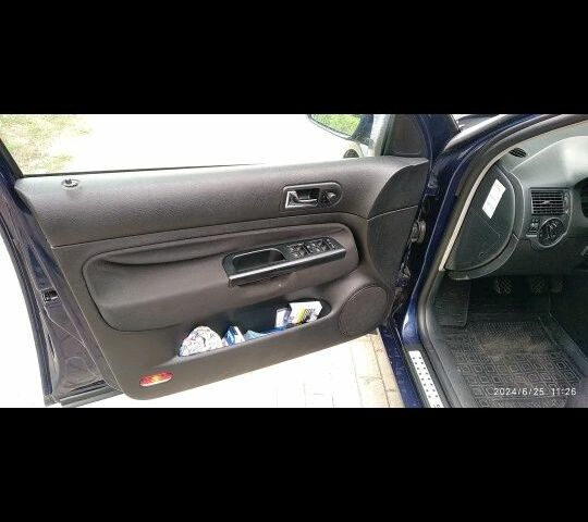 Синий Фольксваген Гольф, объемом двигателя 1 л и пробегом 238 тыс. км за 4000 $, фото 2 на Automoto.ua