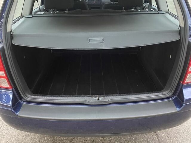 Синий Фольксваген Гольф, объемом двигателя 1.6 л и пробегом 323 тыс. км за 4550 $, фото 7 на Automoto.ua