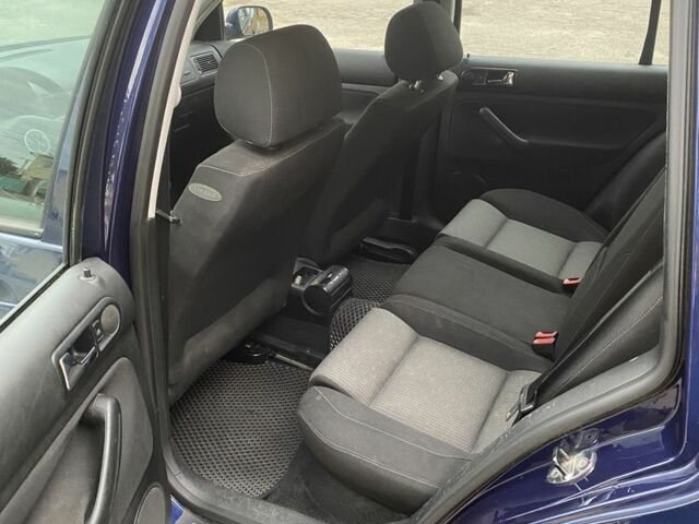 Синий Фольксваген Гольф, объемом двигателя 1.6 л и пробегом 323 тыс. км за 4550 $, фото 6 на Automoto.ua