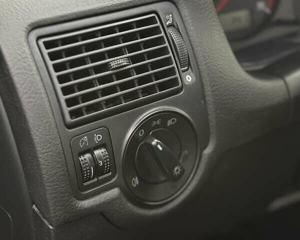 Синий Фольксваген Гольф, объемом двигателя 1.39 л и пробегом 157 тыс. км за 4300 $, фото 28 на Automoto.ua