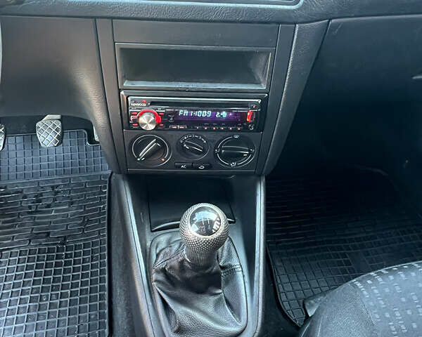 Синий Фольксваген Гольф, объемом двигателя 1.6 л и пробегом 215 тыс. км за 5500 $, фото 12 на Automoto.ua