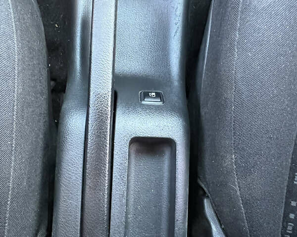 Синий Фольксваген Гольф, объемом двигателя 1.6 л и пробегом 215 тыс. км за 5500 $, фото 13 на Automoto.ua