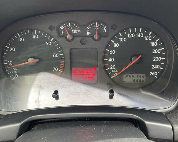 Синий Фольксваген Гольф, объемом двигателя 1.6 л и пробегом 255 тыс. км за 4600 $, фото 4 на Automoto.ua