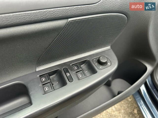 Синій Фольксваген Гольф, об'ємом двигуна 1.6 л та пробігом 248 тис. км за 6800 $, фото 33 на Automoto.ua