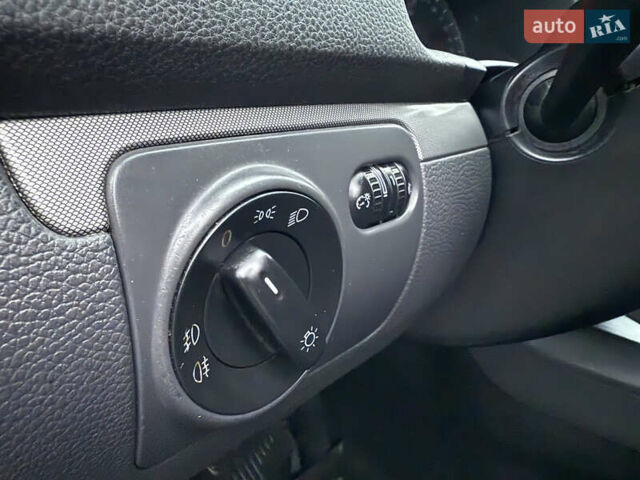 Синий Фольксваген Гольф, объемом двигателя 1.6 л и пробегом 318 тыс. км за 5150 $, фото 41 на Automoto.ua