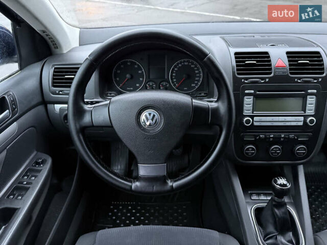 Синий Фольксваген Гольф, объемом двигателя 1.6 л и пробегом 318 тыс. км за 5150 $, фото 33 на Automoto.ua